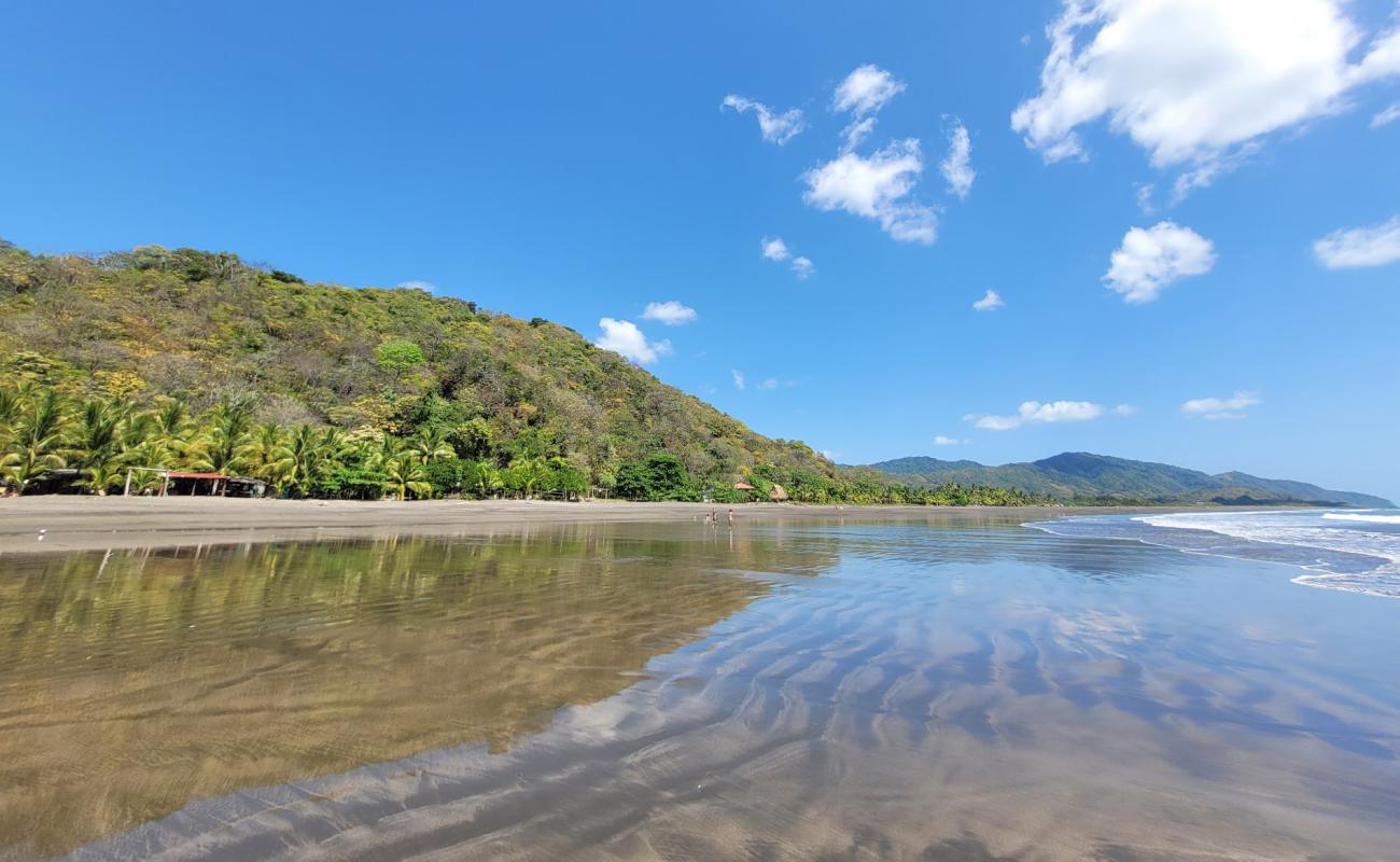 Los Buzos Beach'in fotoğrafı kahverengi kum yüzey ile