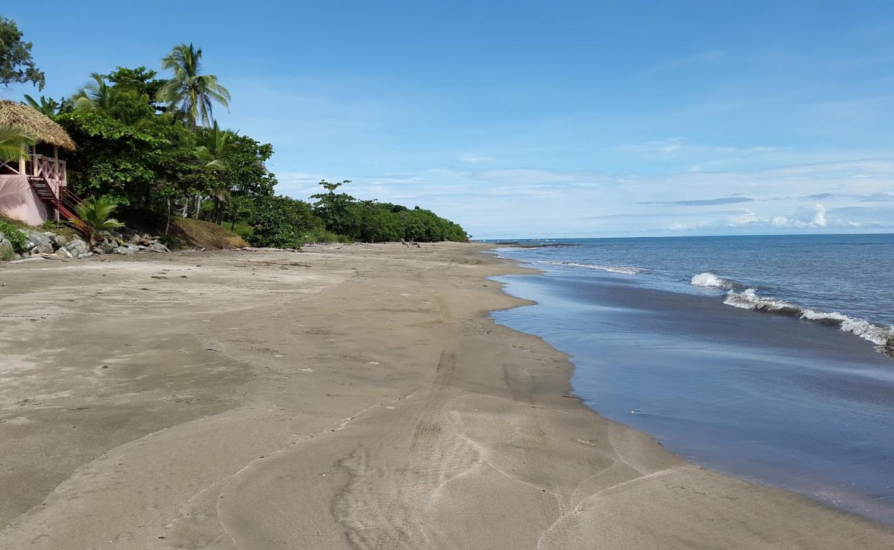Ojo de Agua Beach'in fotoğrafı kahverengi kum yüzey ile