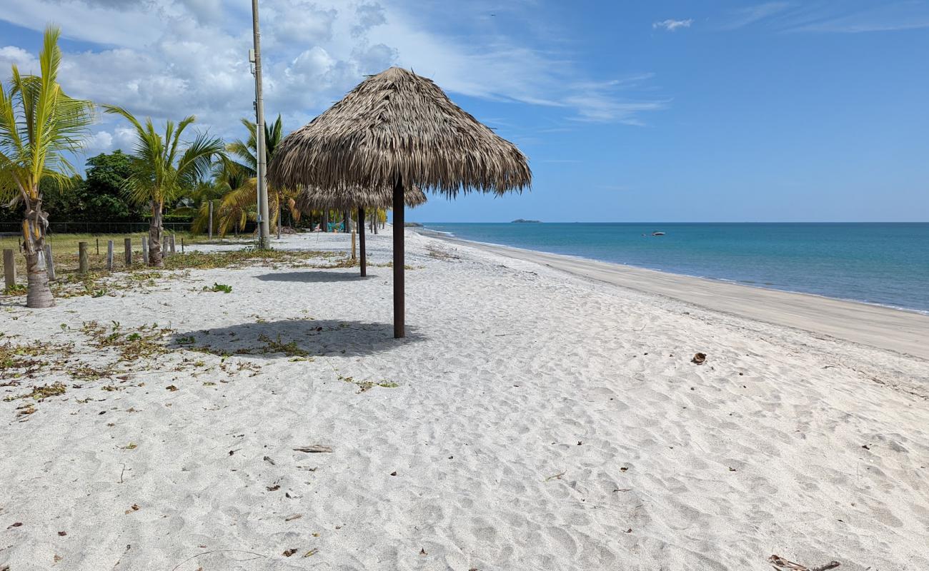 Compuesta Beach'in fotoğrafı açık bej kum yüzey ile