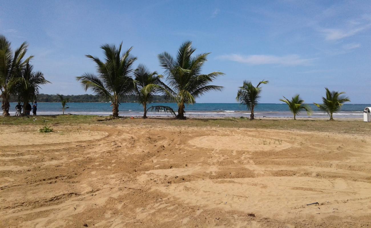 Istmito Beach'in fotoğrafı gri kum yüzey ile