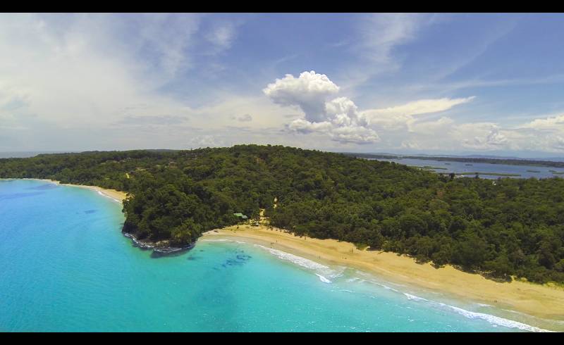 Kırmızı Kurbağa Plajı'in fotoğrafı açık bej kum yüzey ile
