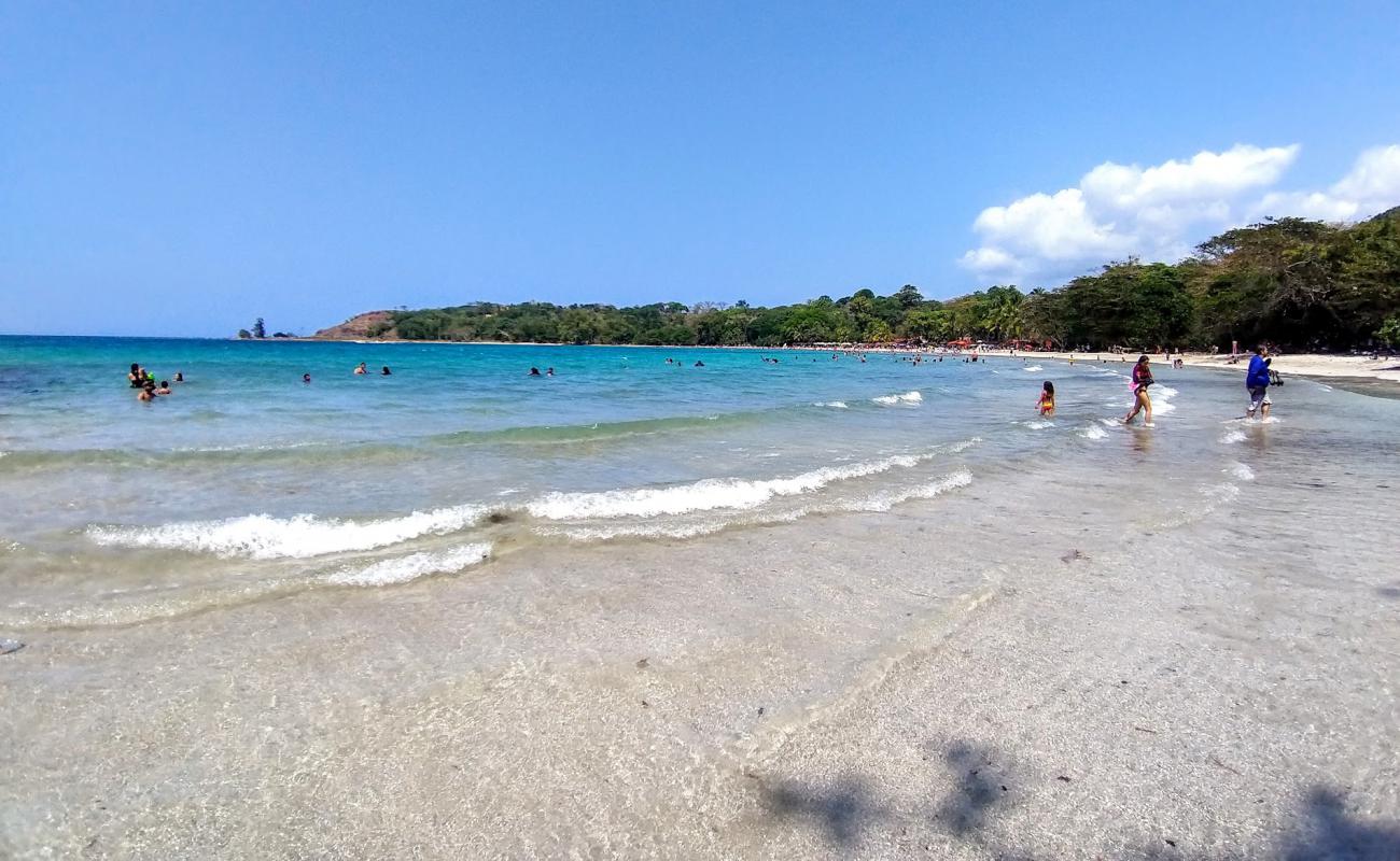 Angosta Beach'in fotoğrafı parlak kum yüzey ile