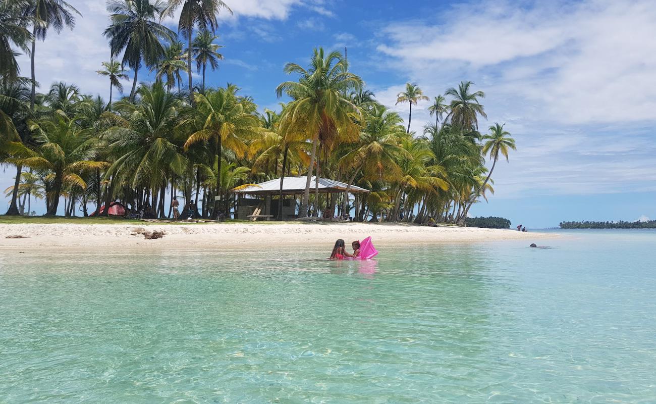 Isla Cayos Beach'in fotoğrafı i̇nce bej kum yüzey ile