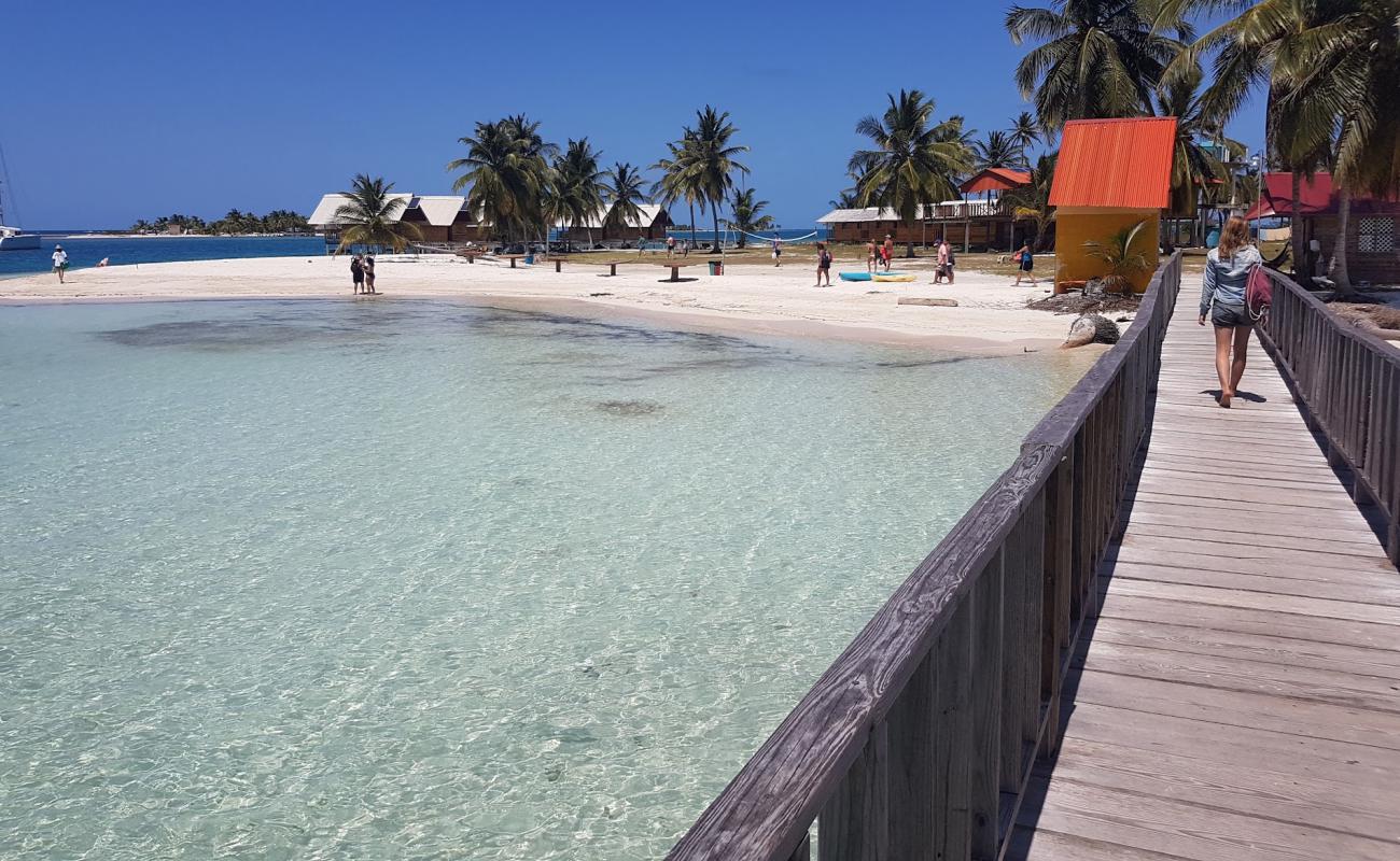 Waily Lodging beach'in fotoğrafı beyaz ince kum yüzey ile