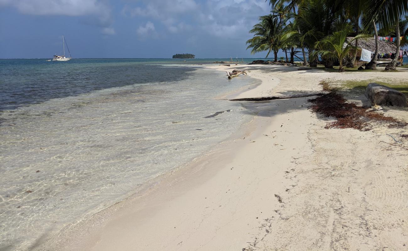 Nugu Dup beach'in fotoğrafı beyaz kum yüzey ile