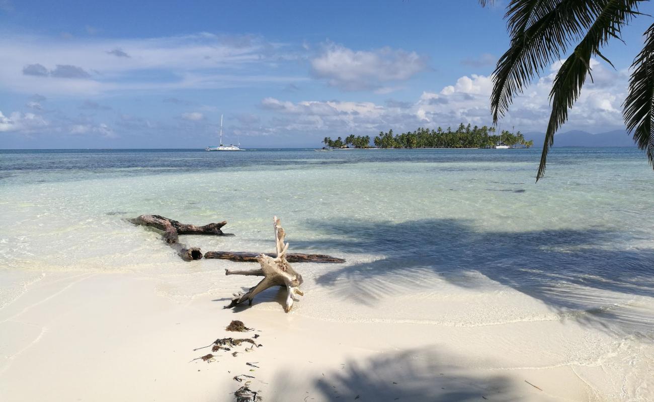 Banedo beach'in fotoğrafı beyaz kum yüzey ile