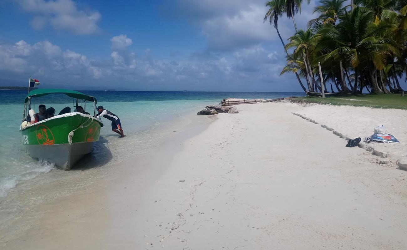 Lemon Island beach'in fotoğrafı beyaz kum yüzey ile