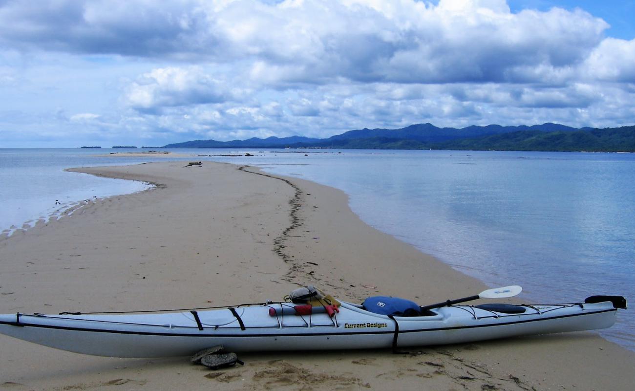 Dubbir Island beach'in fotoğrafı beyaz kum yüzey ile