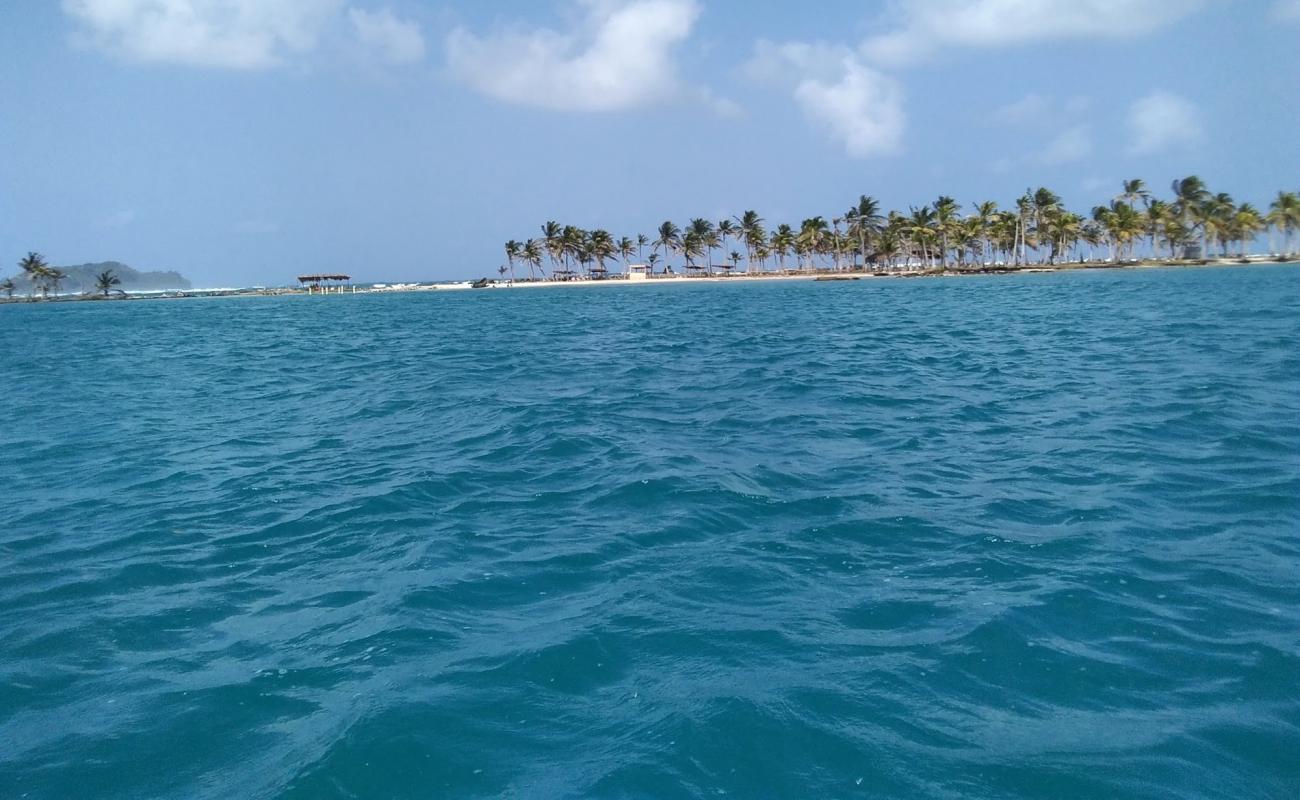 Ogob naga Island beach'in fotoğrafı beyaz kum yüzey ile