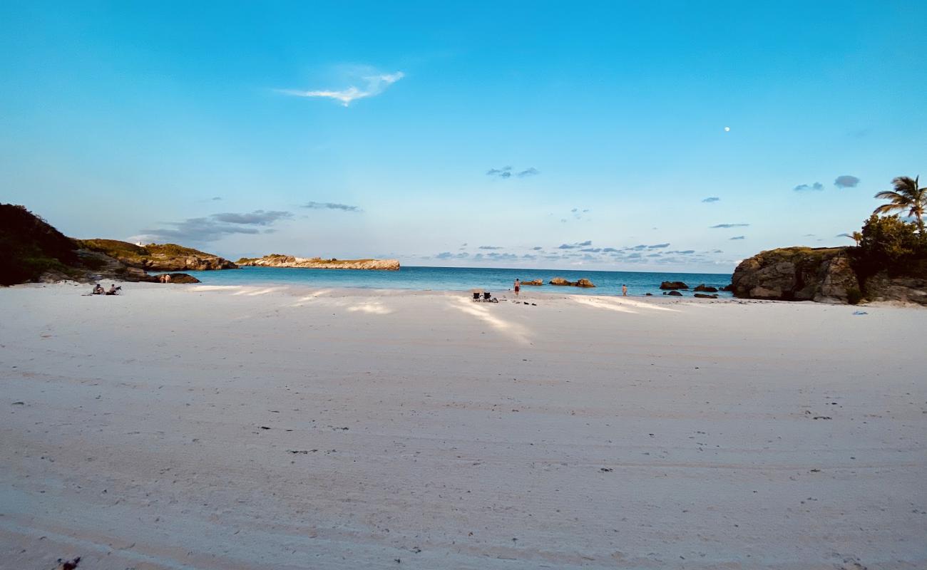 Frick's beach'in fotoğrafı beyaz kum yüzey ile