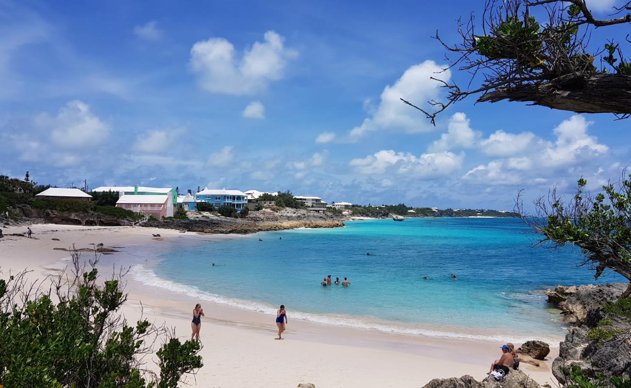 John Smith's Bay Beach'in fotoğrafı parlak ince kum yüzey ile