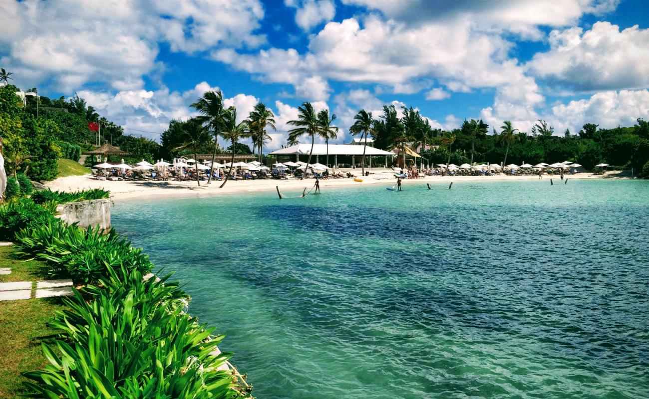 Sinky Bay Beach'in fotoğrafı beyaz ince kum yüzey ile