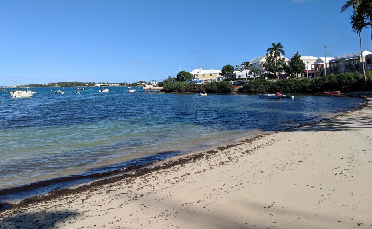 Mangrove Bay Beach'in fotoğrafı parlak kum yüzey ile