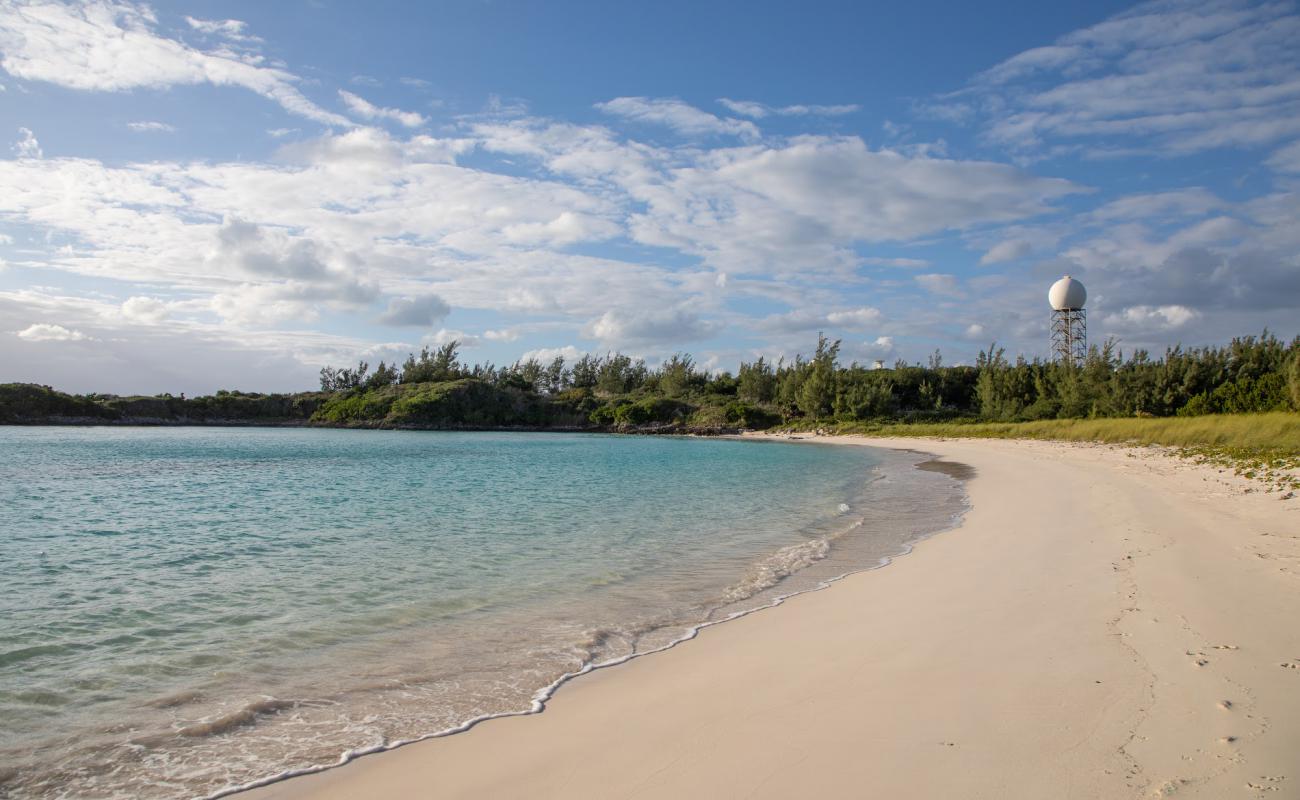 Long Bay Beach'in fotoğrafı parlak ince kum yüzey ile