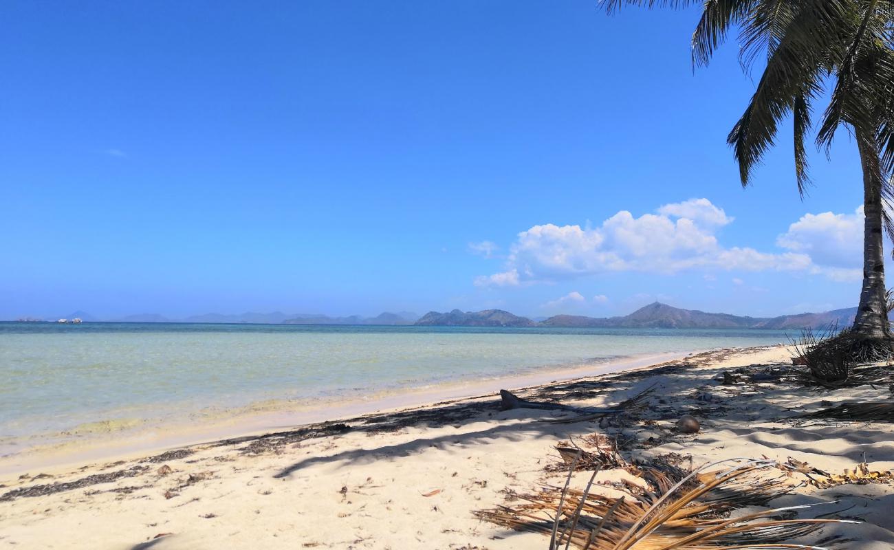 Lakdayan Beach'in fotoğrafı açık bej kum yüzey ile