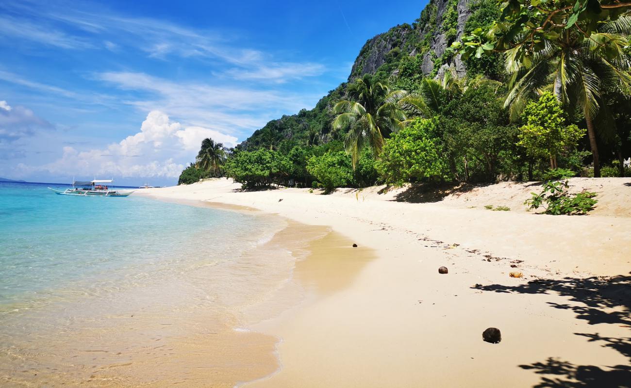 Ocam Ocam Beach'in fotoğrafı açık bej kum yüzey ile