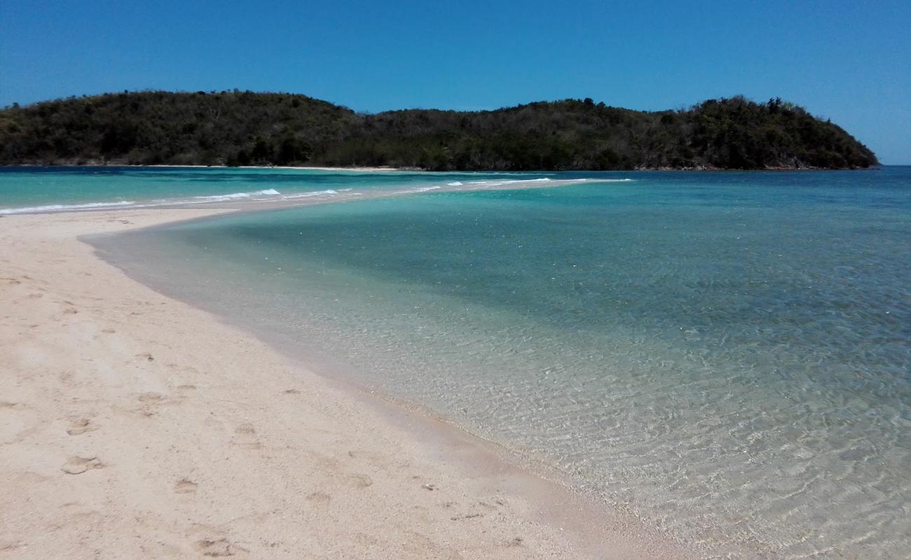 Hama island resort'in fotoğrafı gri kum ve çakıllar yüzey ile