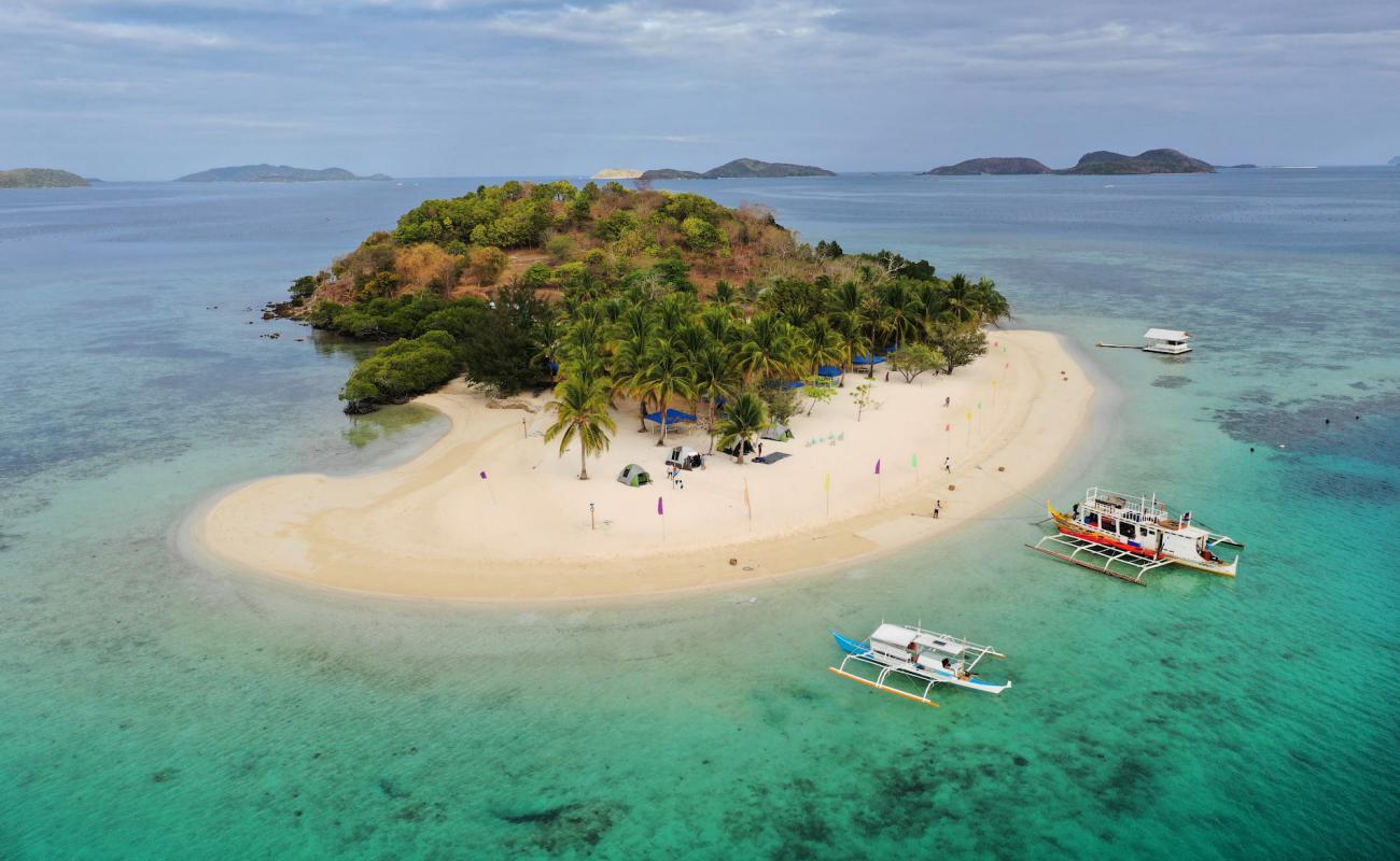 Pass Island Beach'in fotoğrafı beyaz kum yüzey ile