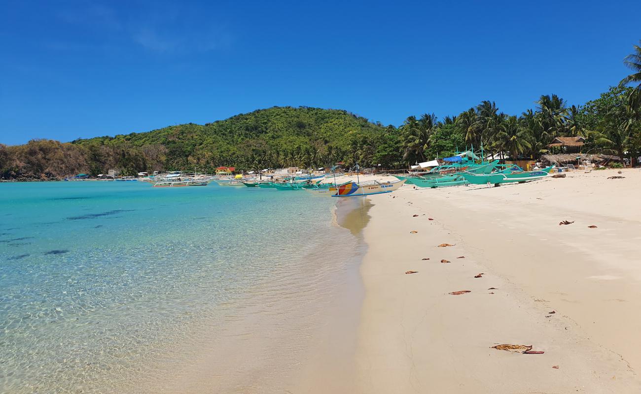 Diapela Beach'in fotoğrafı parlak kum yüzey ile