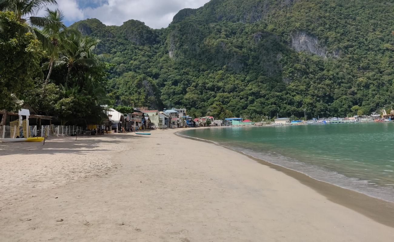 El Nido Beach'in fotoğrafı parlak kum yüzey ile