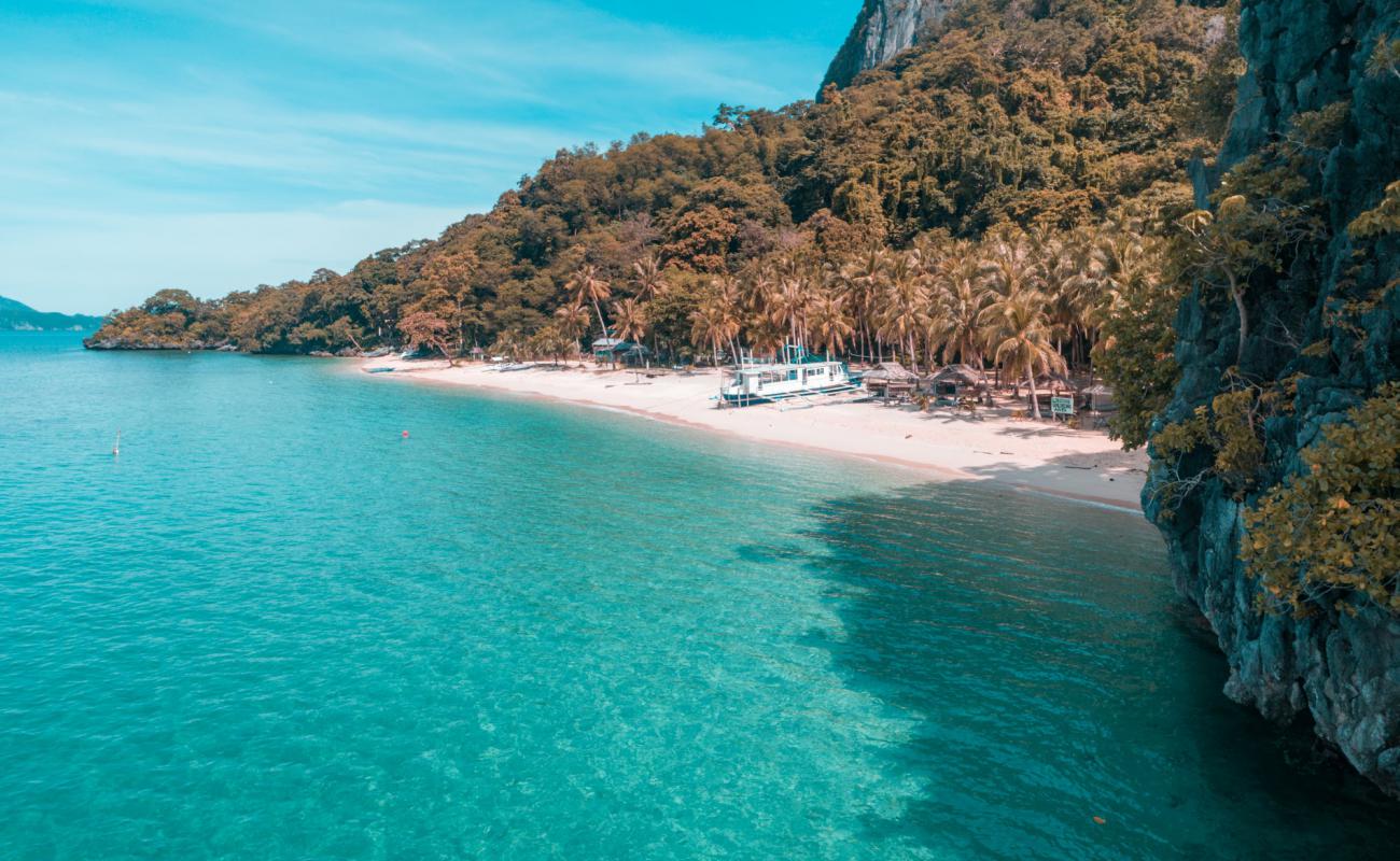 Ipil Ipil Beach'in fotoğrafı parlak kum yüzey ile