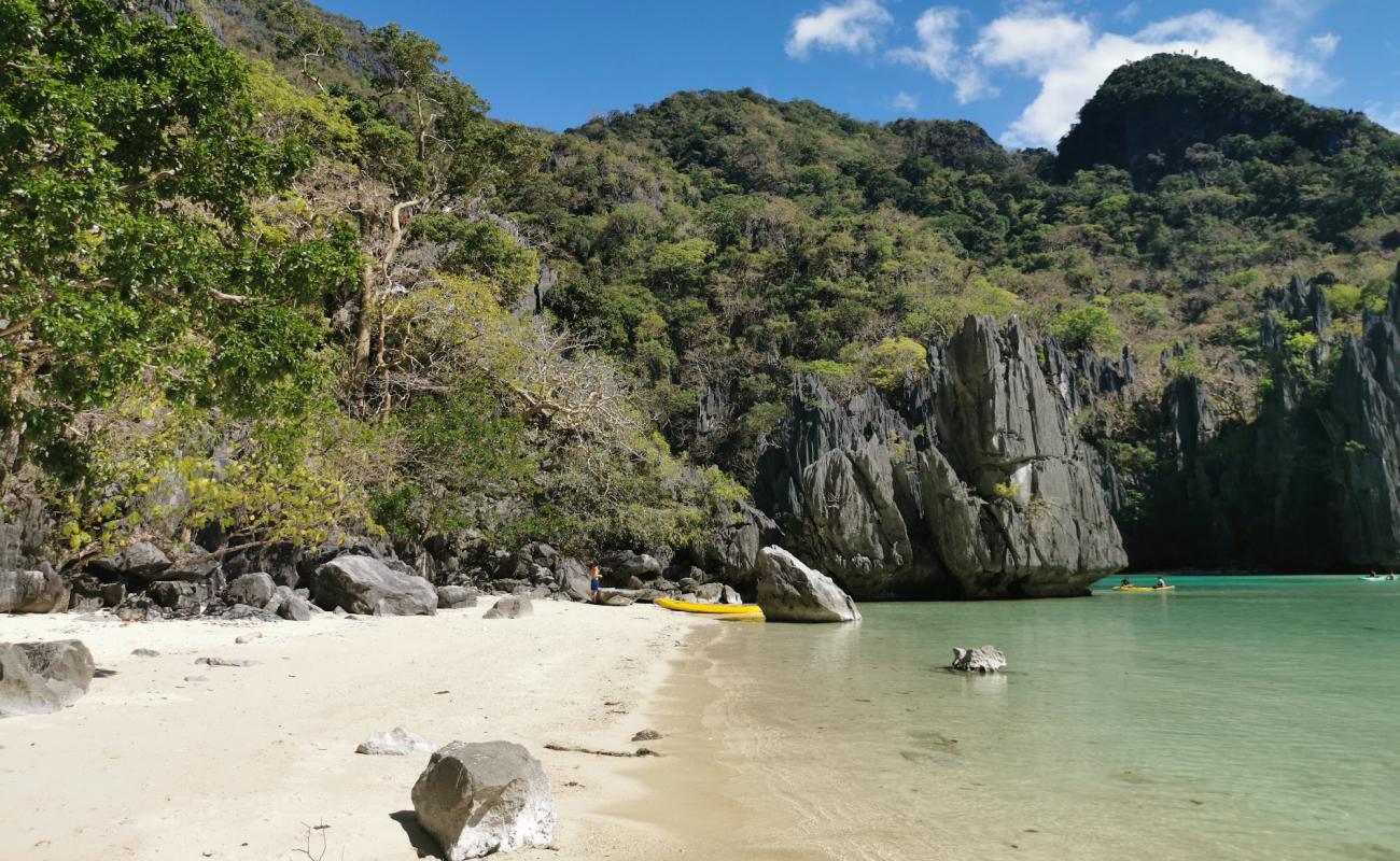 Cadlao Lagoon'in fotoğrafı açık bej kum yüzey ile