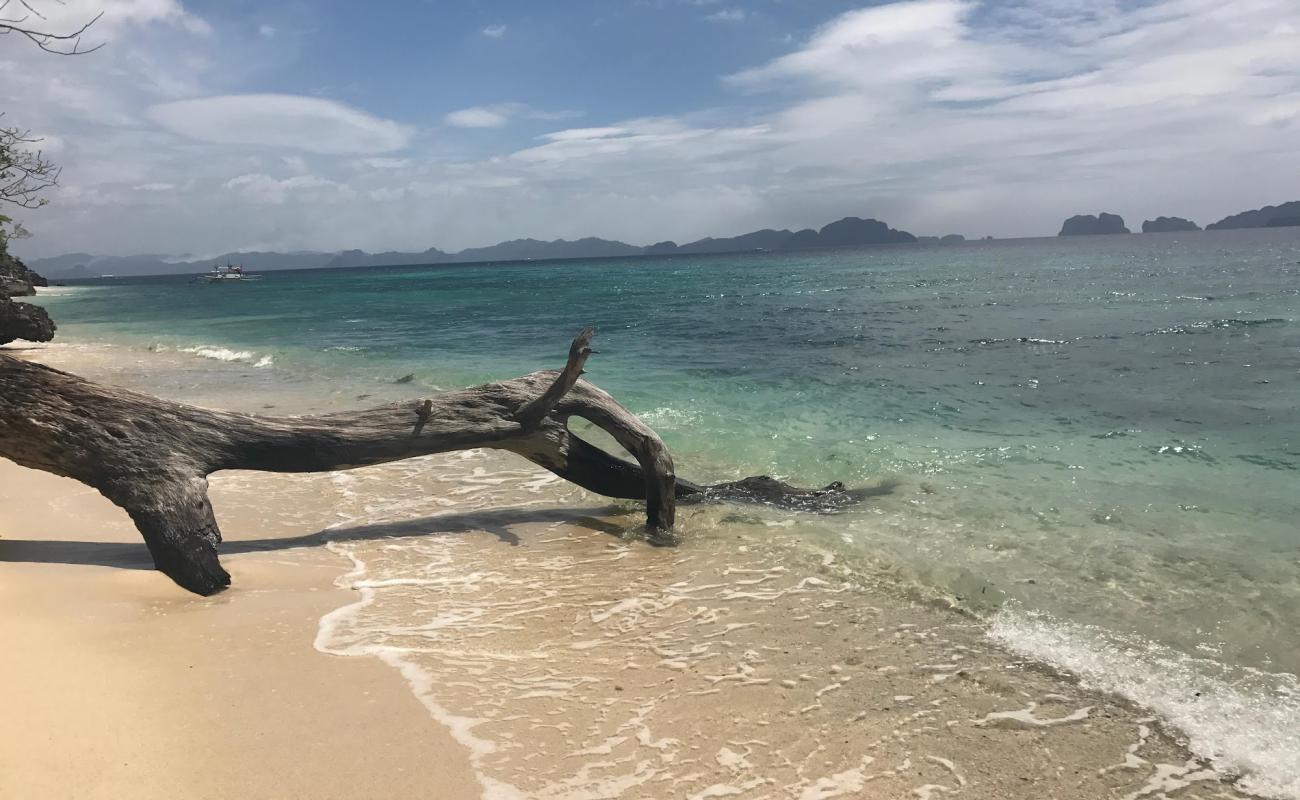 Ipil Beach'in fotoğrafı açık bej kum yüzey ile