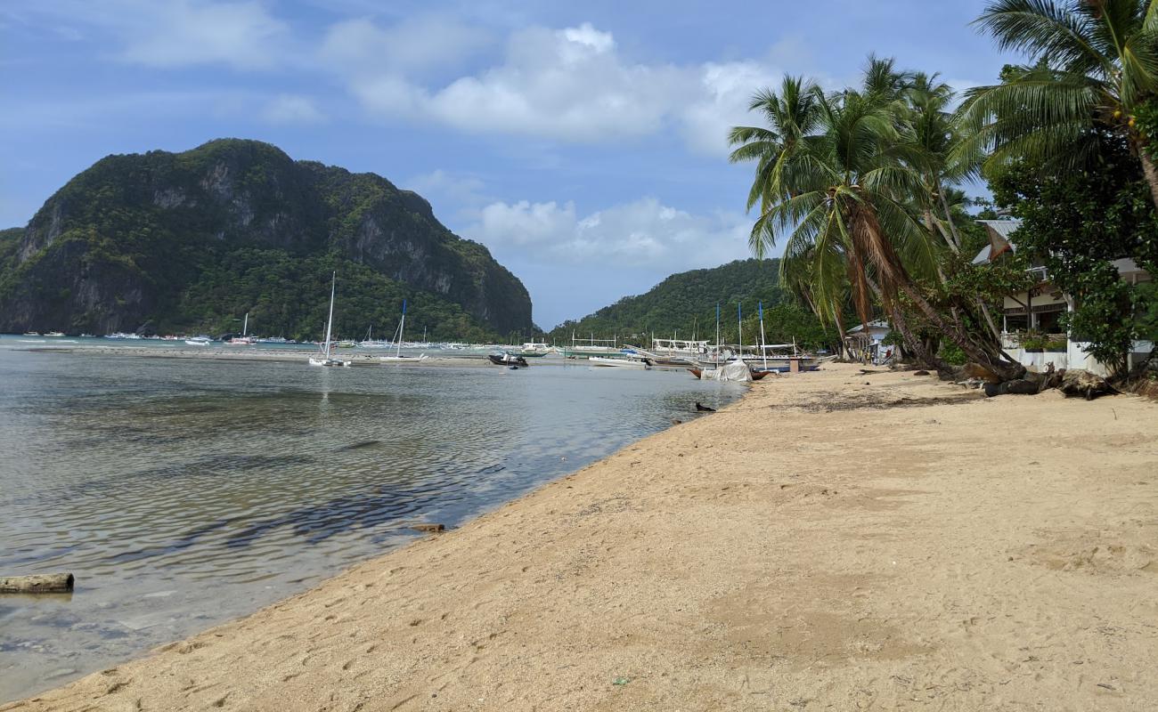 Corong Corong Beach'in fotoğrafı parlak kum yüzey ile