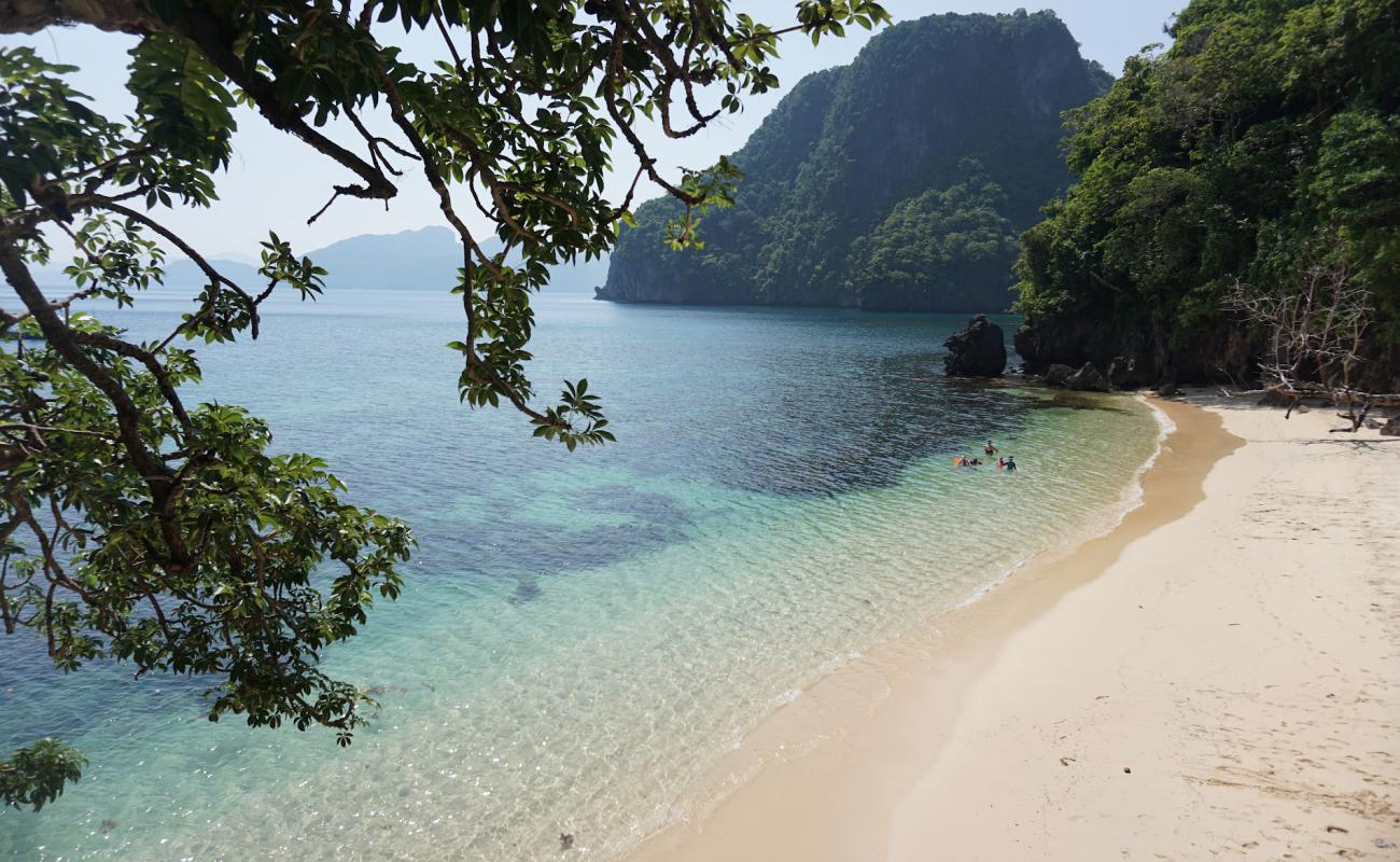 Kudugman Beach'in fotoğrafı parlak kum yüzey ile