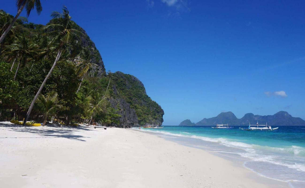 Entalula Beach'in fotoğrafı parlak ince kum yüzey ile