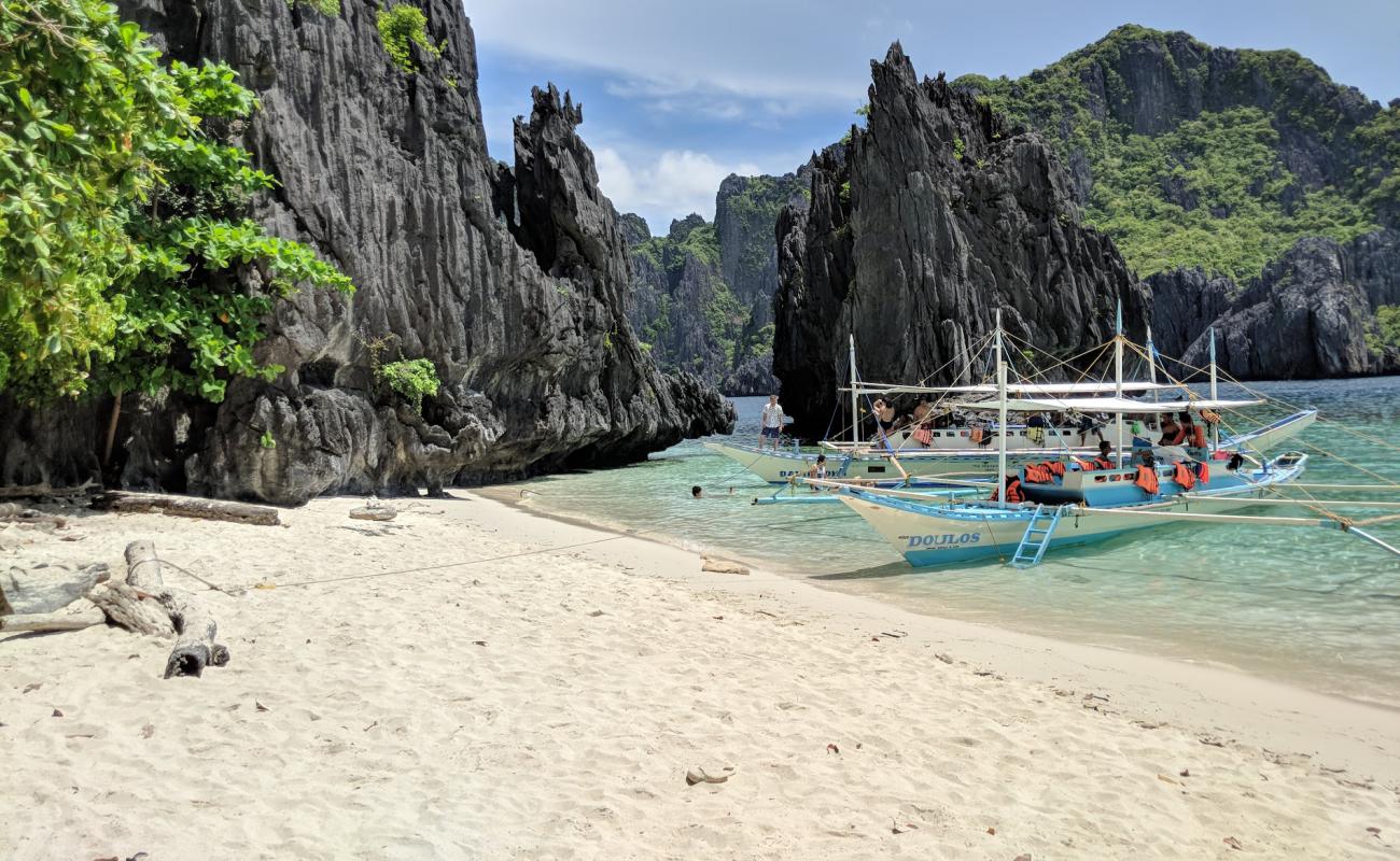 Shimizu Island Beach'in fotoğrafı parlak kum yüzey ile