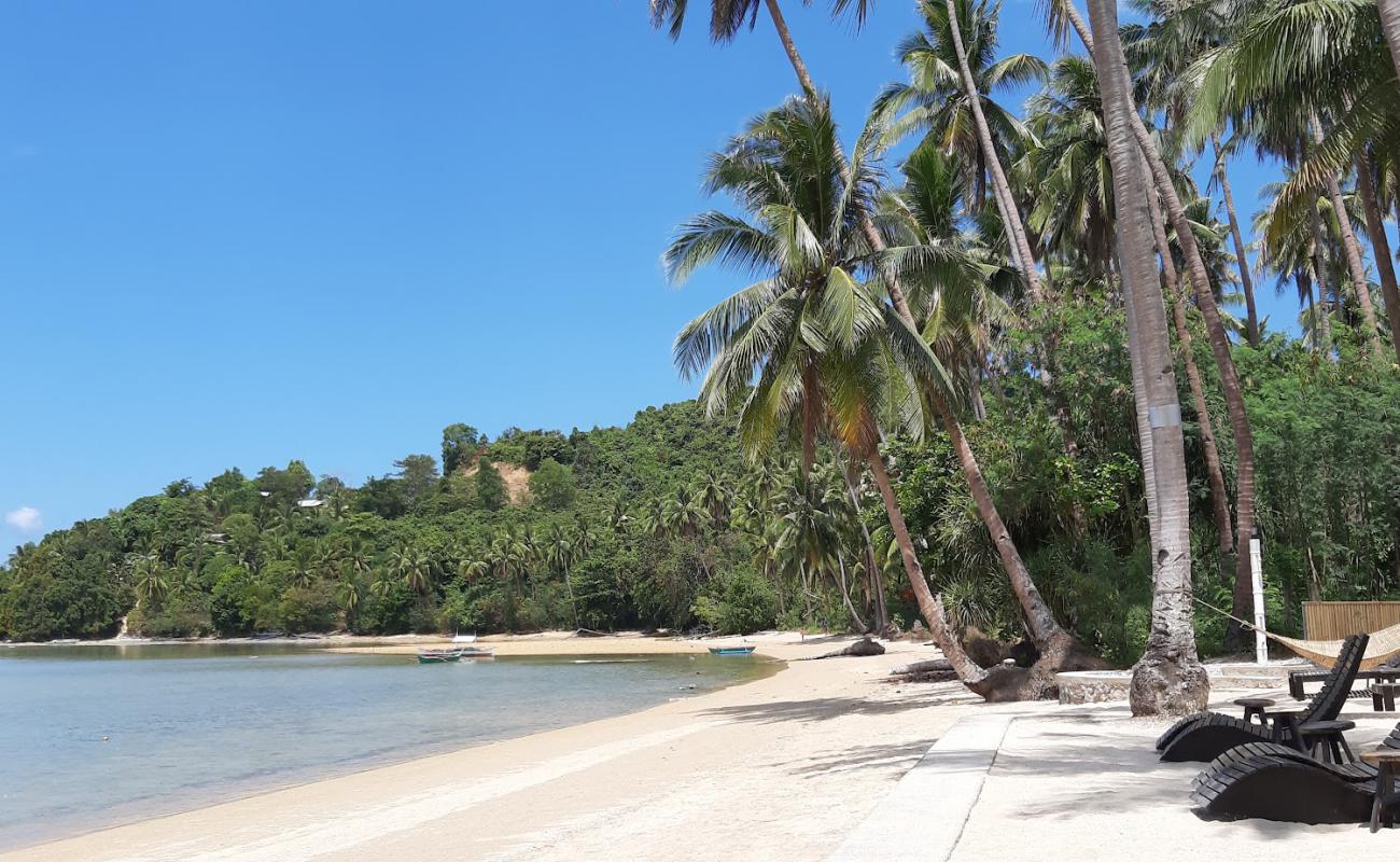 Makatombaten Beach'in fotoğrafı parlak kum yüzey ile