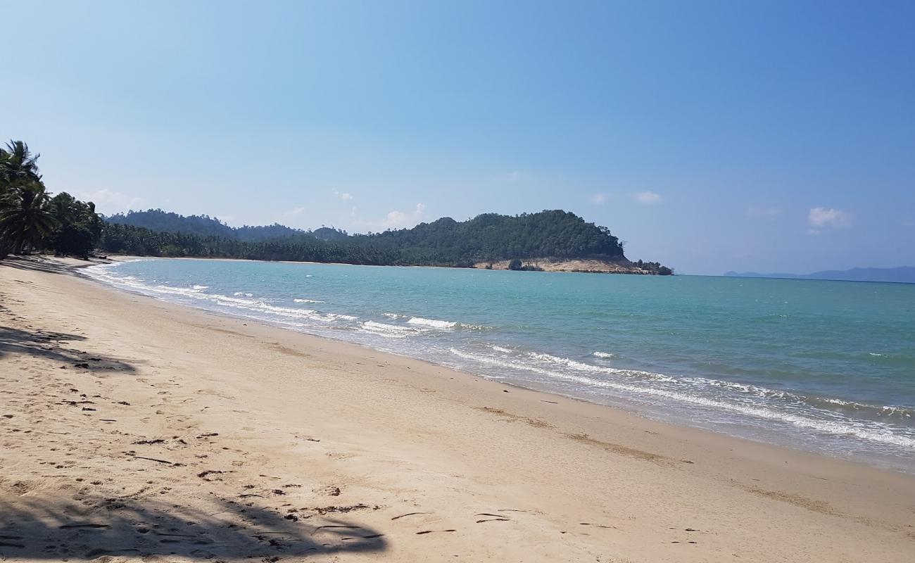 Kemdeng Beach'in fotoğrafı parlak kum yüzey ile