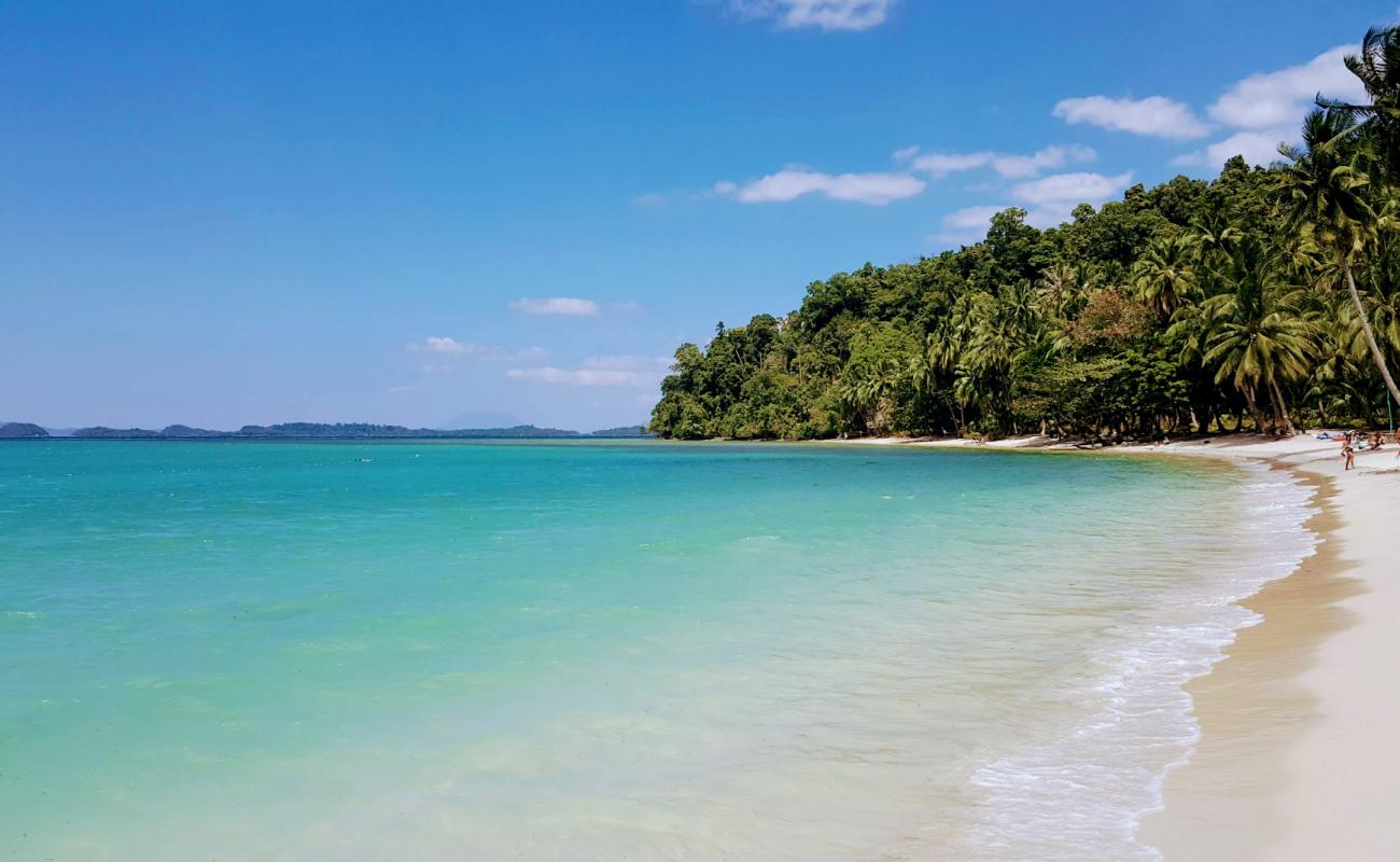 White Beach'in fotoğrafı açık bej kum yüzey ile