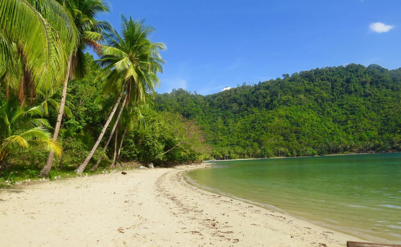 Ibobonuwang Beach'in fotoğrafı açık bej kum yüzey ile