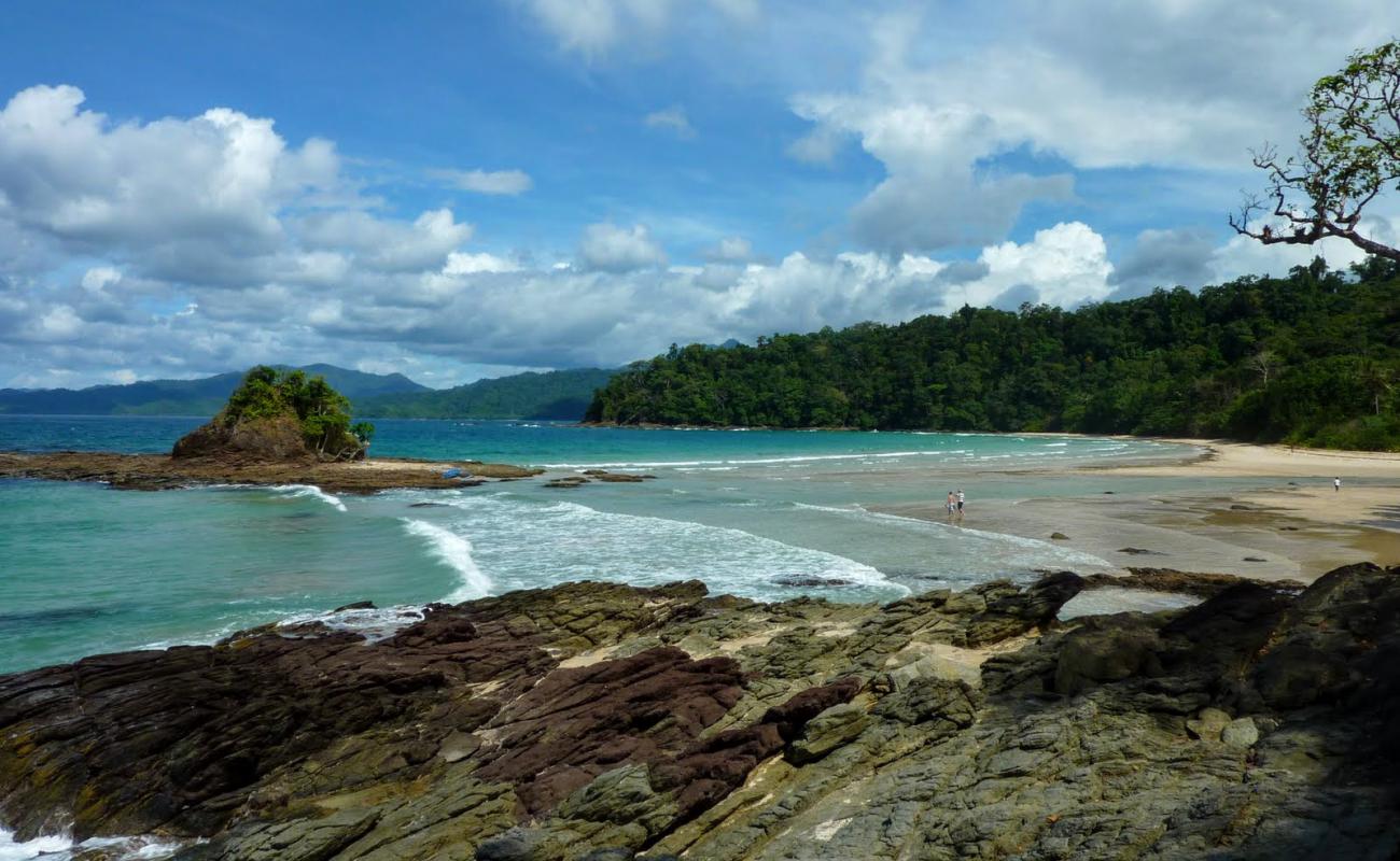 Manlipien Beach'in fotoğrafı açık bej kum yüzey ile