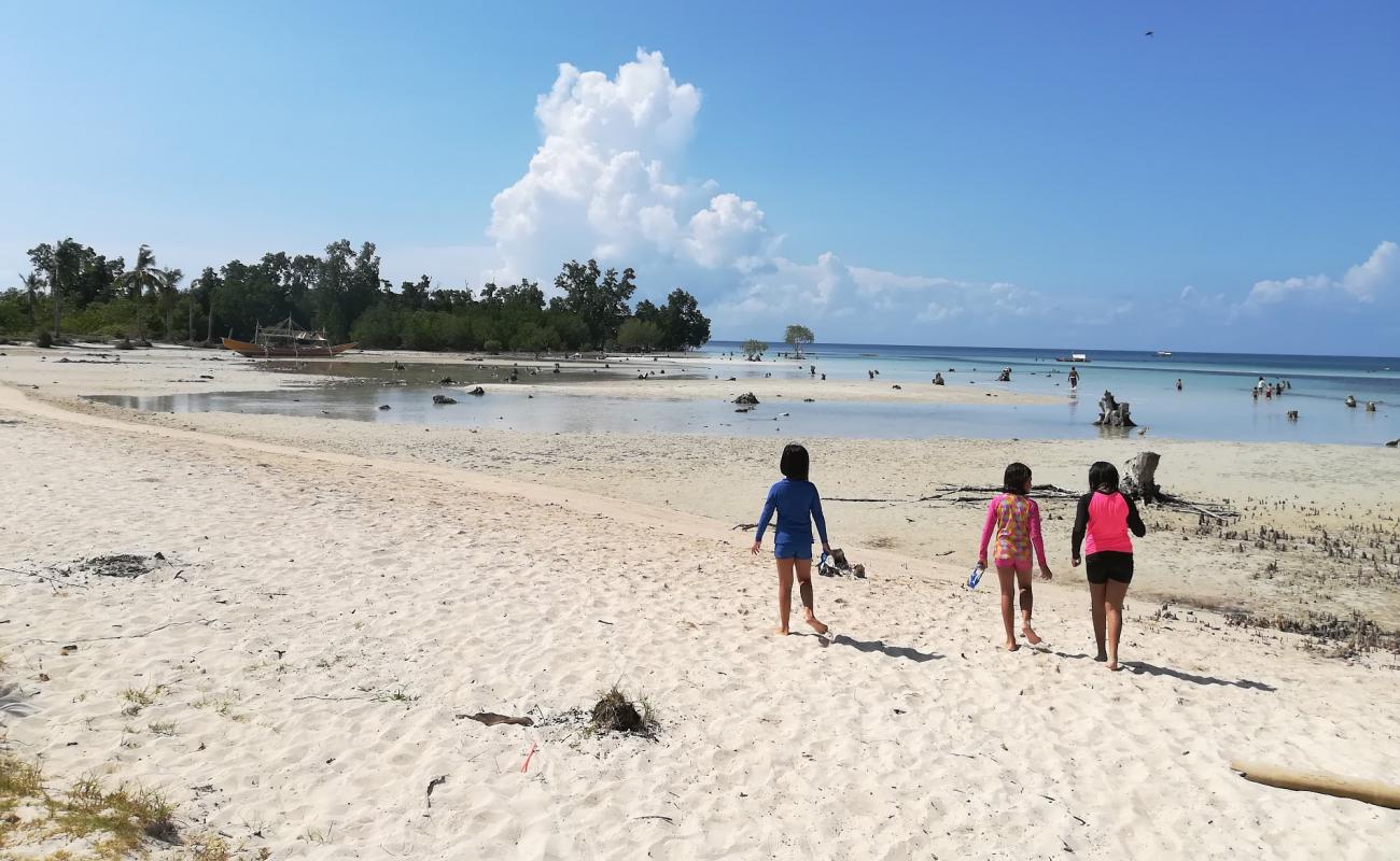 Puting Buhangin Beach'in fotoğrafı i̇nce beyaz kum yüzey ile
