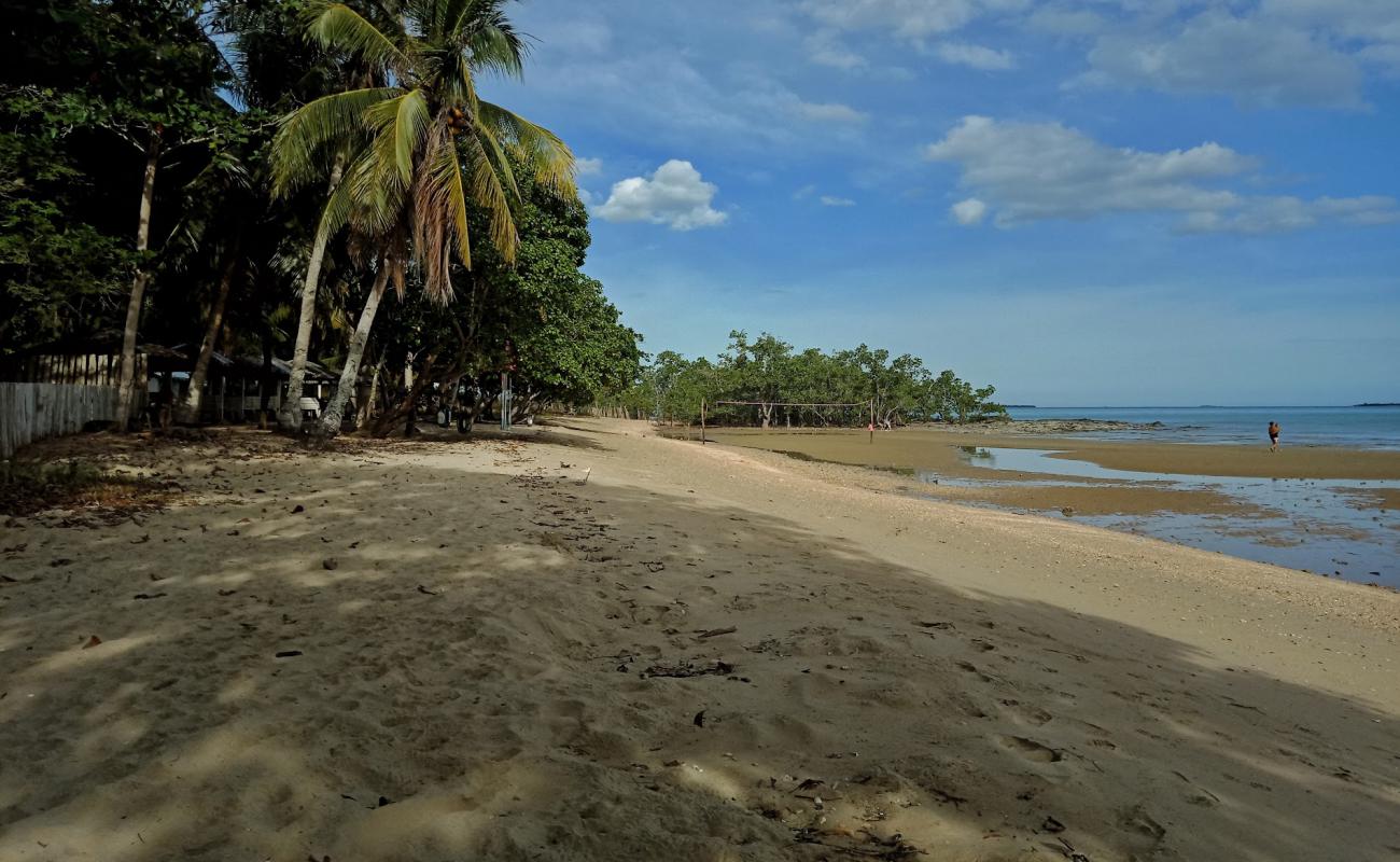 Kilala Beach'in fotoğrafı açık bej kum yüzey ile