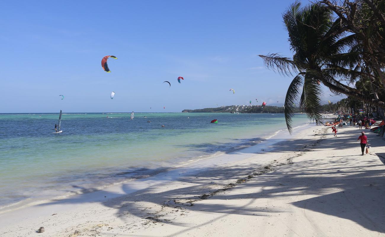 Bulabog Beach'in fotoğrafı i̇nce bej kum yüzey ile