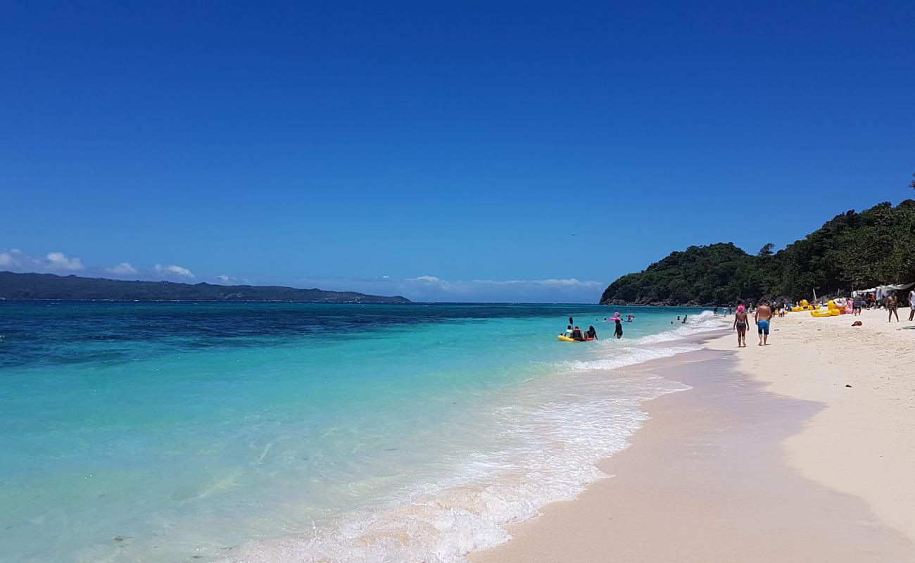 Puka Shell Beach'in fotoğrafı parlak ince kum yüzey ile