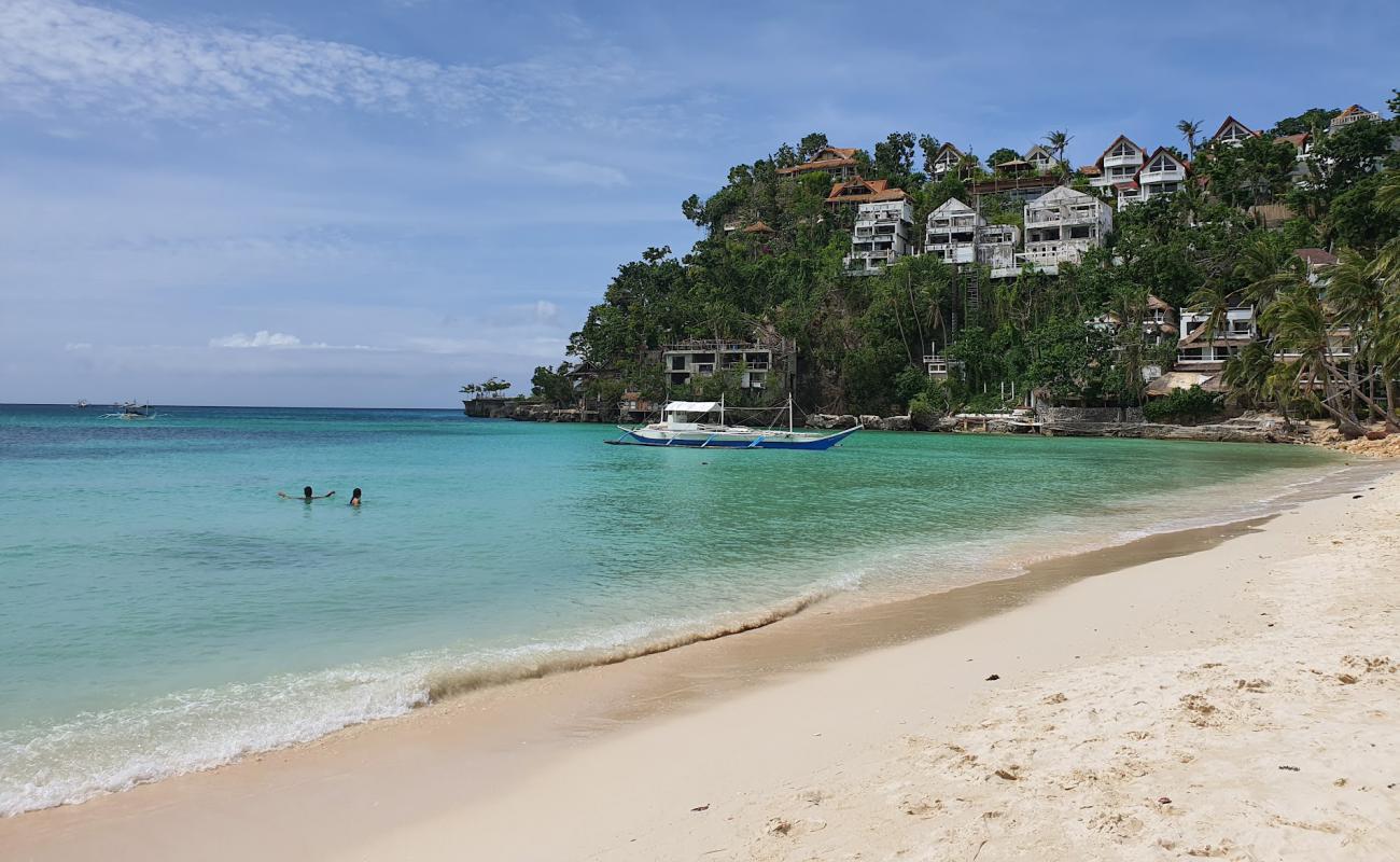 Diniwid Beach'in fotoğrafı beyaz ince kum yüzey ile