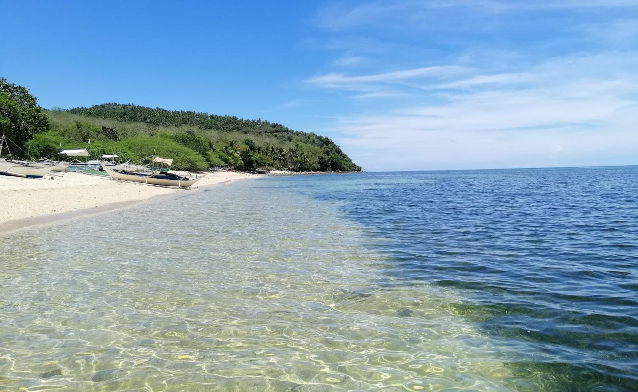 Pili Beach'in fotoğrafı parlak kum yüzey ile