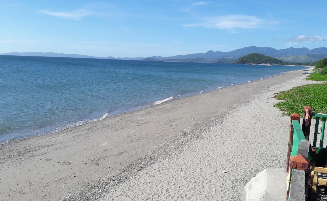 B Del Mundo Beach'in fotoğrafı gri kum yüzey ile