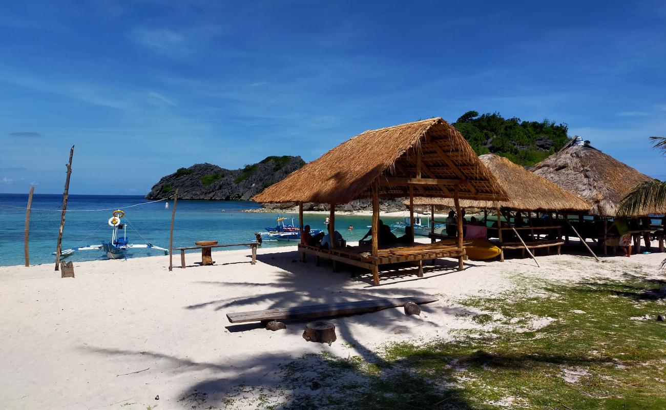 Bislig Beach'in fotoğrafı beyaz kum yüzey ile