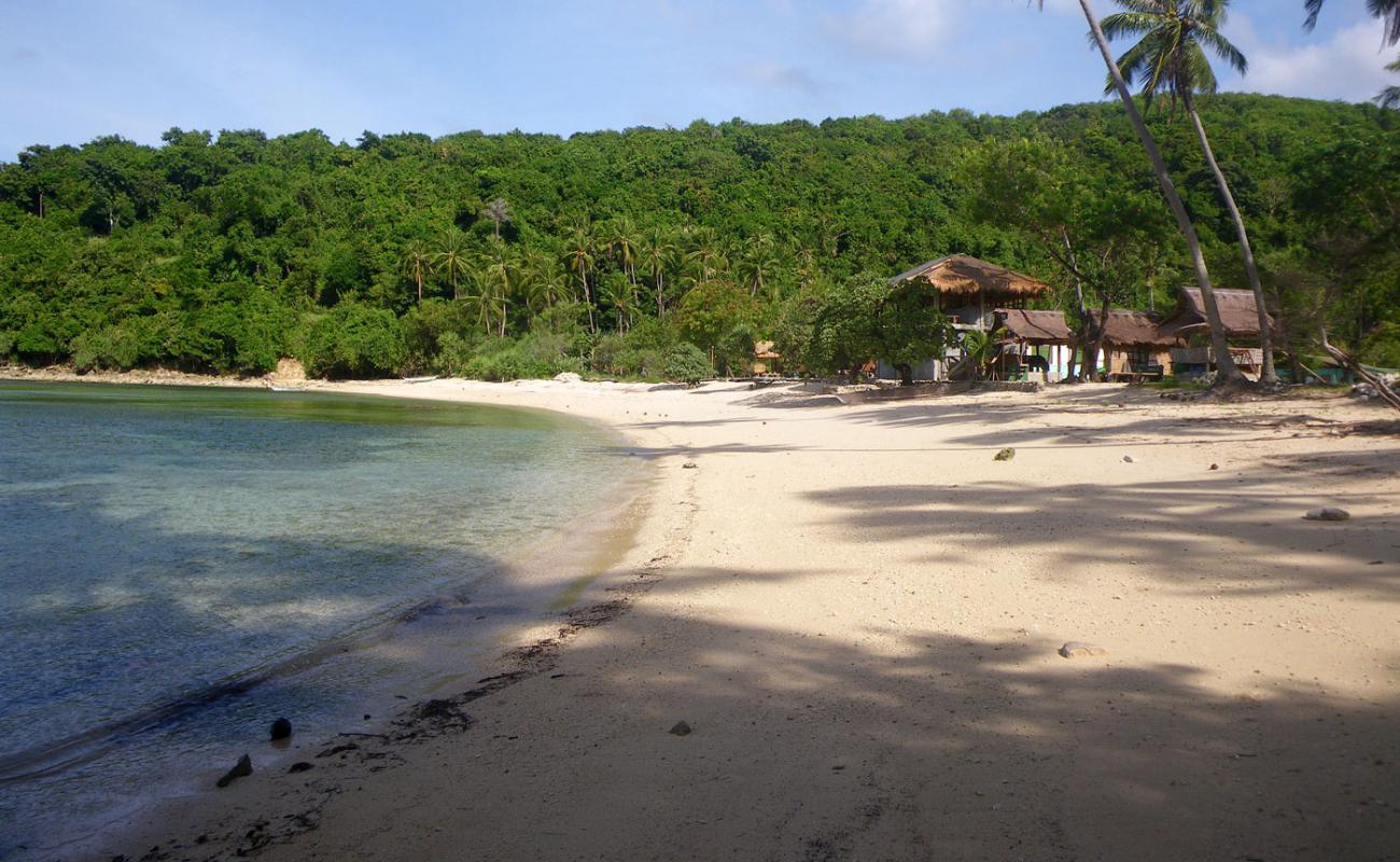 Tambaron Island Beach'in fotoğrafı parlak kum yüzey ile