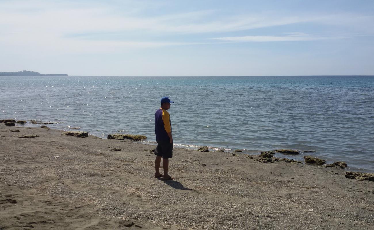 A Long D' Beach'in fotoğrafı gri kum ve çakıl yüzey ile