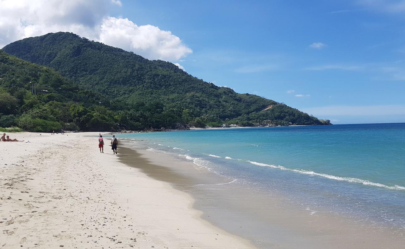 Aninuan Beach'in fotoğrafı açık bej kum yüzey ile