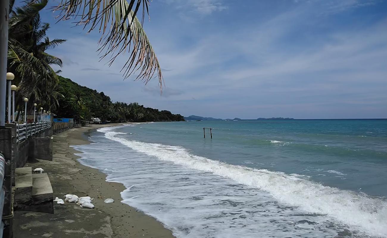 Linaon Beach'in fotoğrafı gri kum yüzey ile