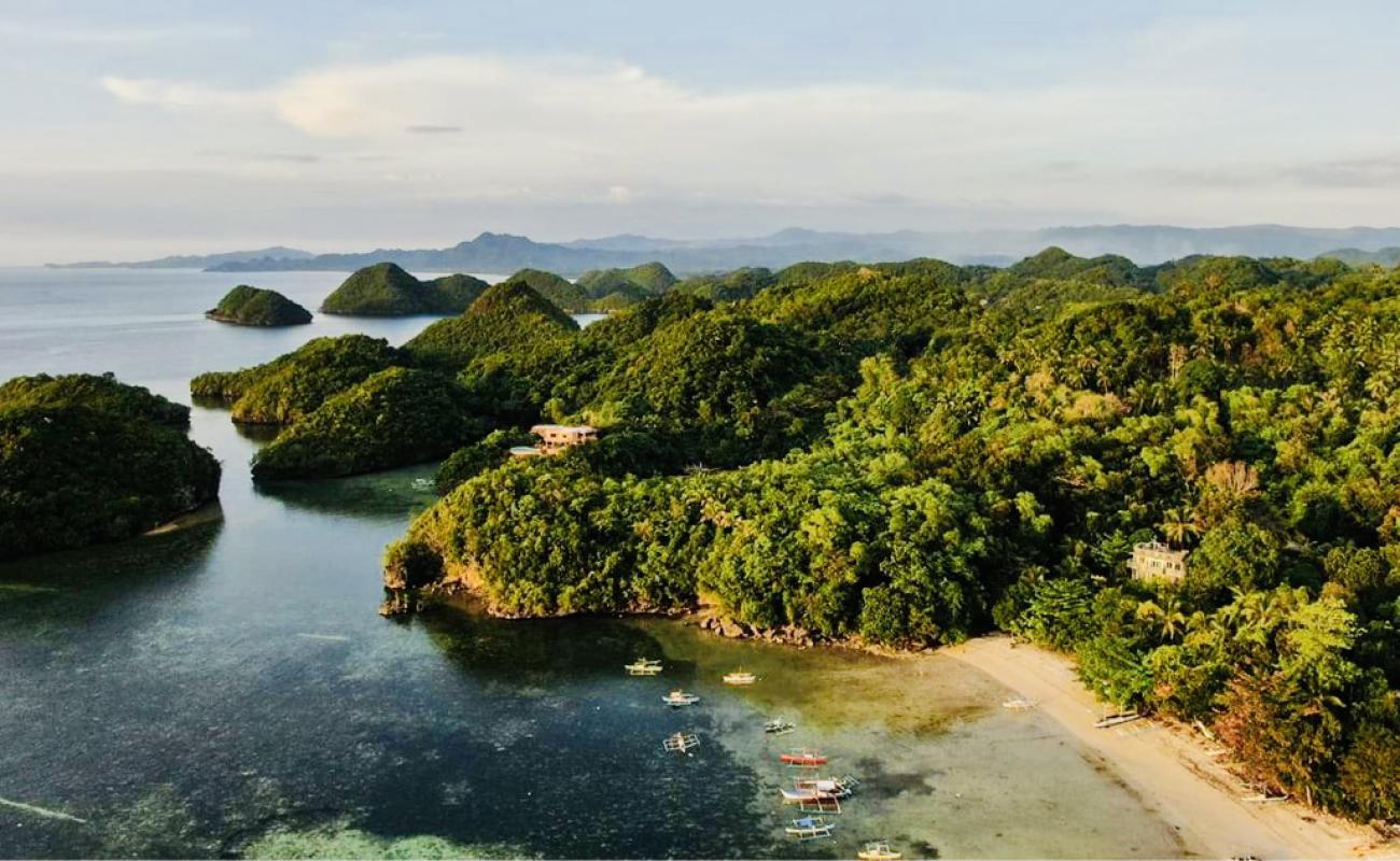 Sipalay Beach'in fotoğrafı parlak kum yüzey ile