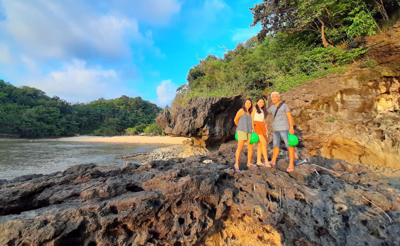 Obong Beach'in fotoğrafı açık bej kum yüzey ile